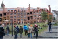 Das neue studentische Wohnen in Wipkingen ist vorbildlich und schafft einen neuen Park für die ganze Bevölkerung. Florian Utz (rechts) erklärt, wo wir nach zehn Jahren mit dem Drittelsziel für bezahlbare Wohnungen sind. (Foto: Eva Gut)